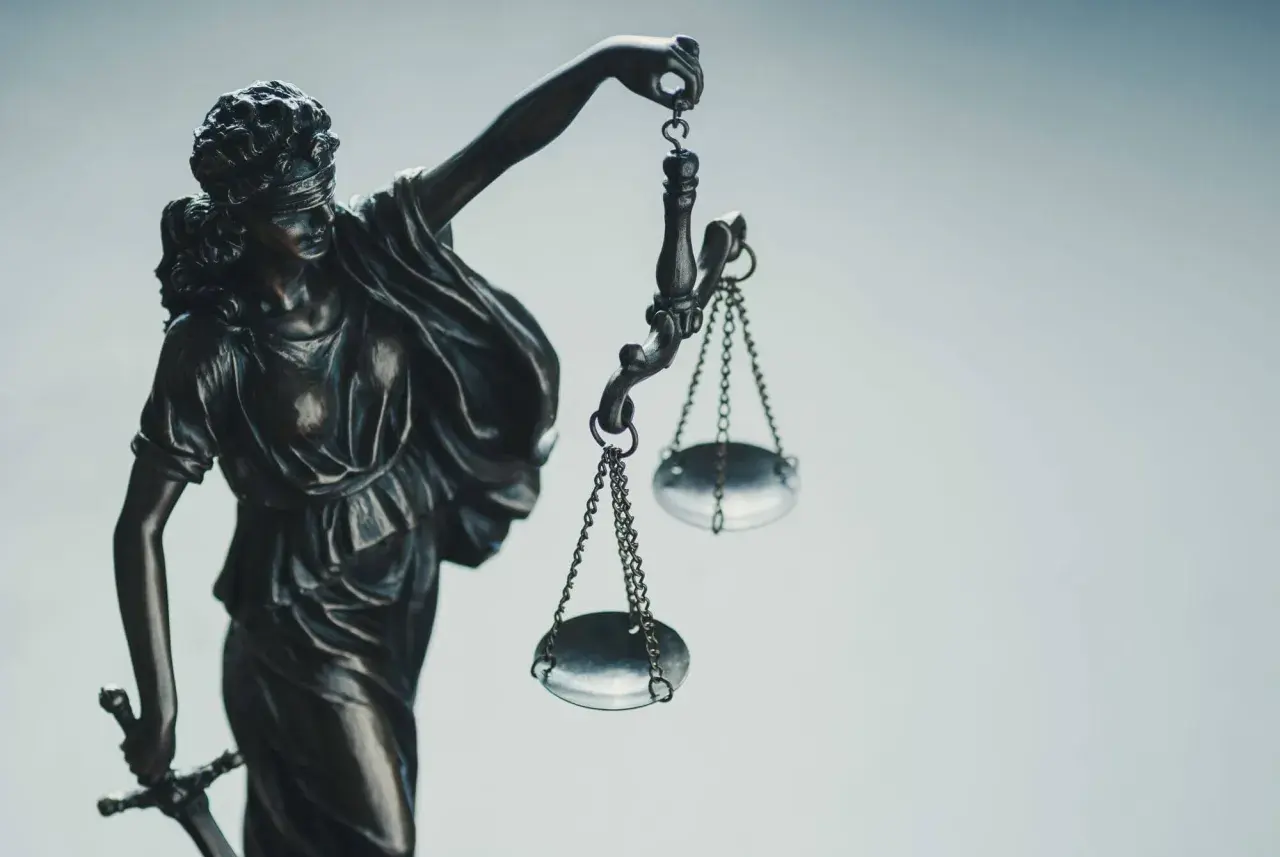 Temida z wagą i mieczem, symbol sprawiedliwości. Czy to oznacza, że zawsze powinniśmy prosić o "pardon"?