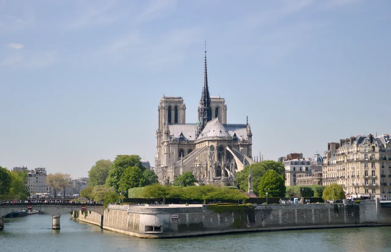 Katedra Notre Dame góruje nad Sekwaną, symbol paryskiego miasta.