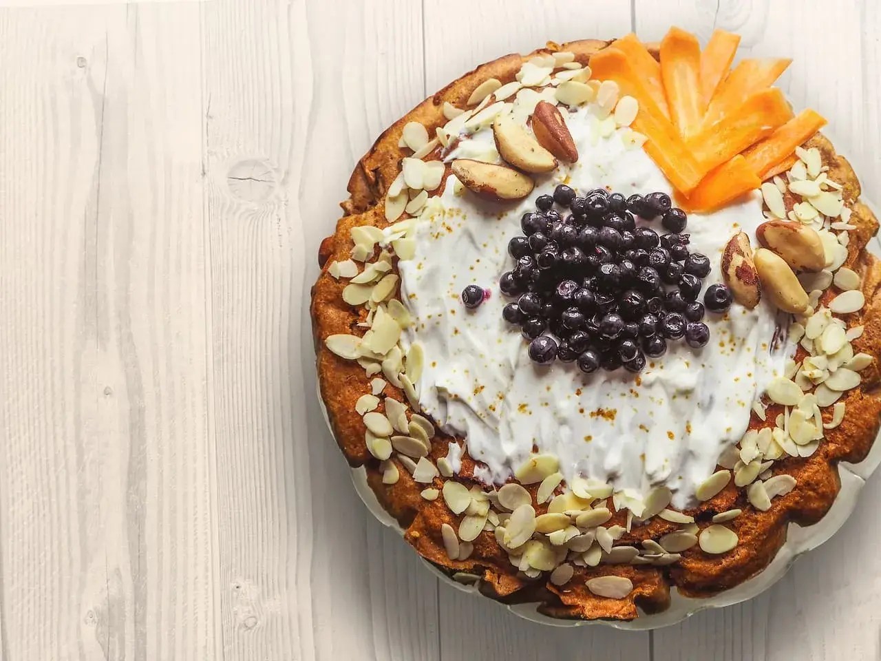 Pyszne ciasto z jagodami, migdałami i marchewką. To prawdziwa patisserie, co to za smak!