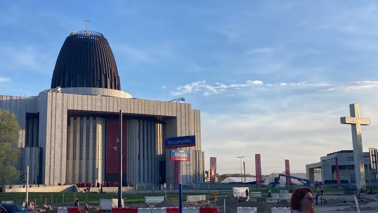 Świątynia Opatrzności Bożej w Warszawie. Monumentalna budowla z kopułą i krzyżem, symbol polskiej providence.