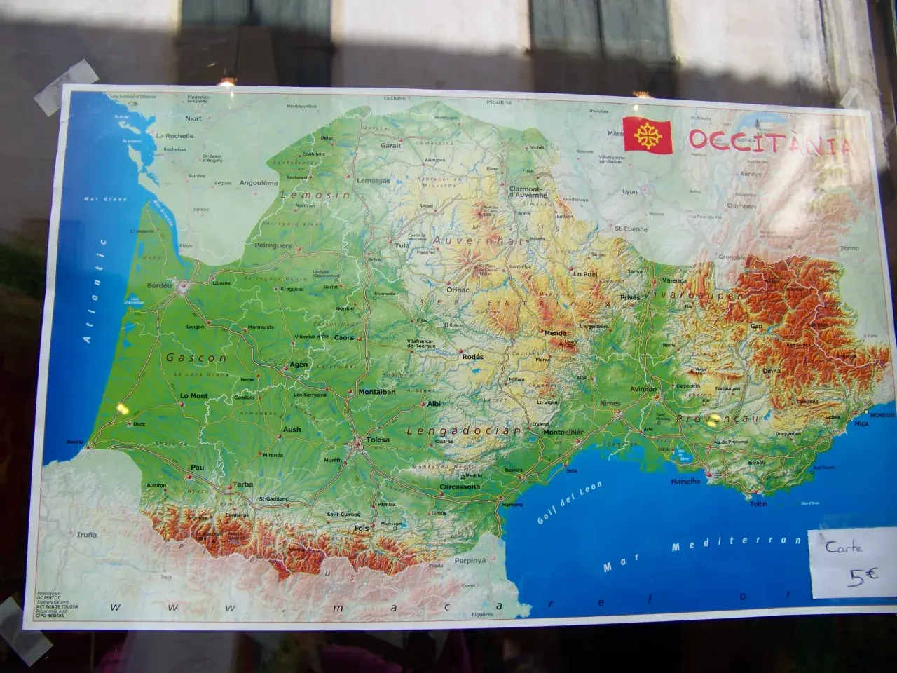 Mapa Occitanii z miastami i rzekami. Widoczna flaga regionu. Idealna na piątek po francusku, by zaplanować podróż.
