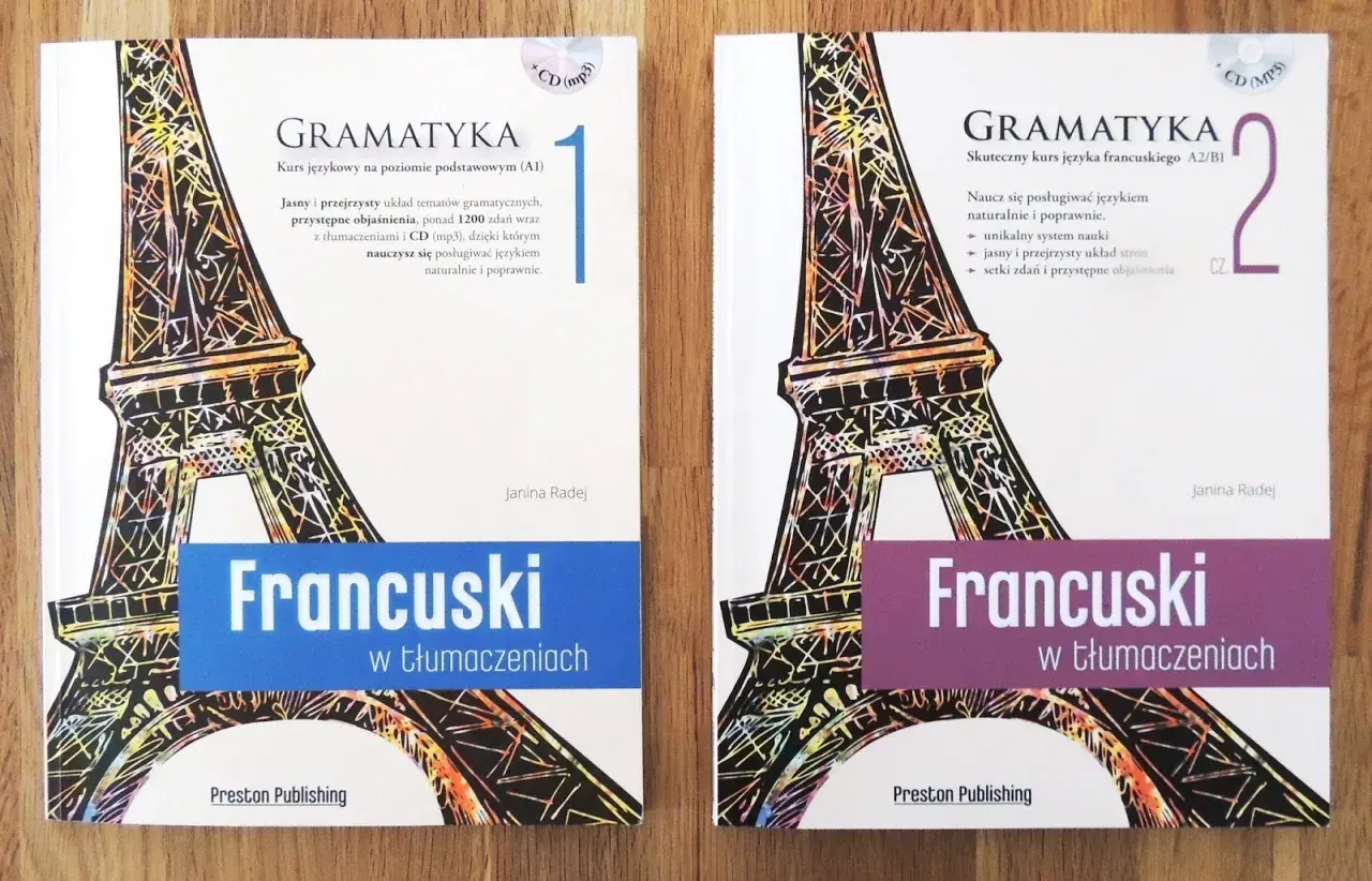Dwie książki "Francuski w tłumaczeniach" z Wieżą Eiffla, idealne do nauki francuskiego.