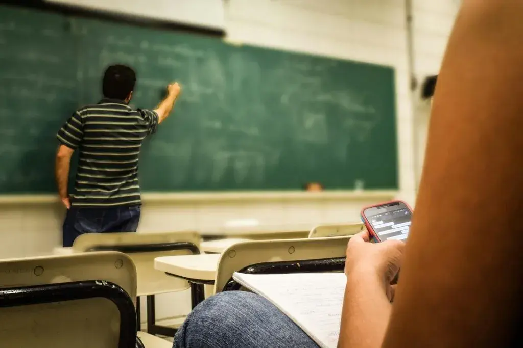Co to znaczy absencja szkolna i jak wpływa na edukację ucznia?