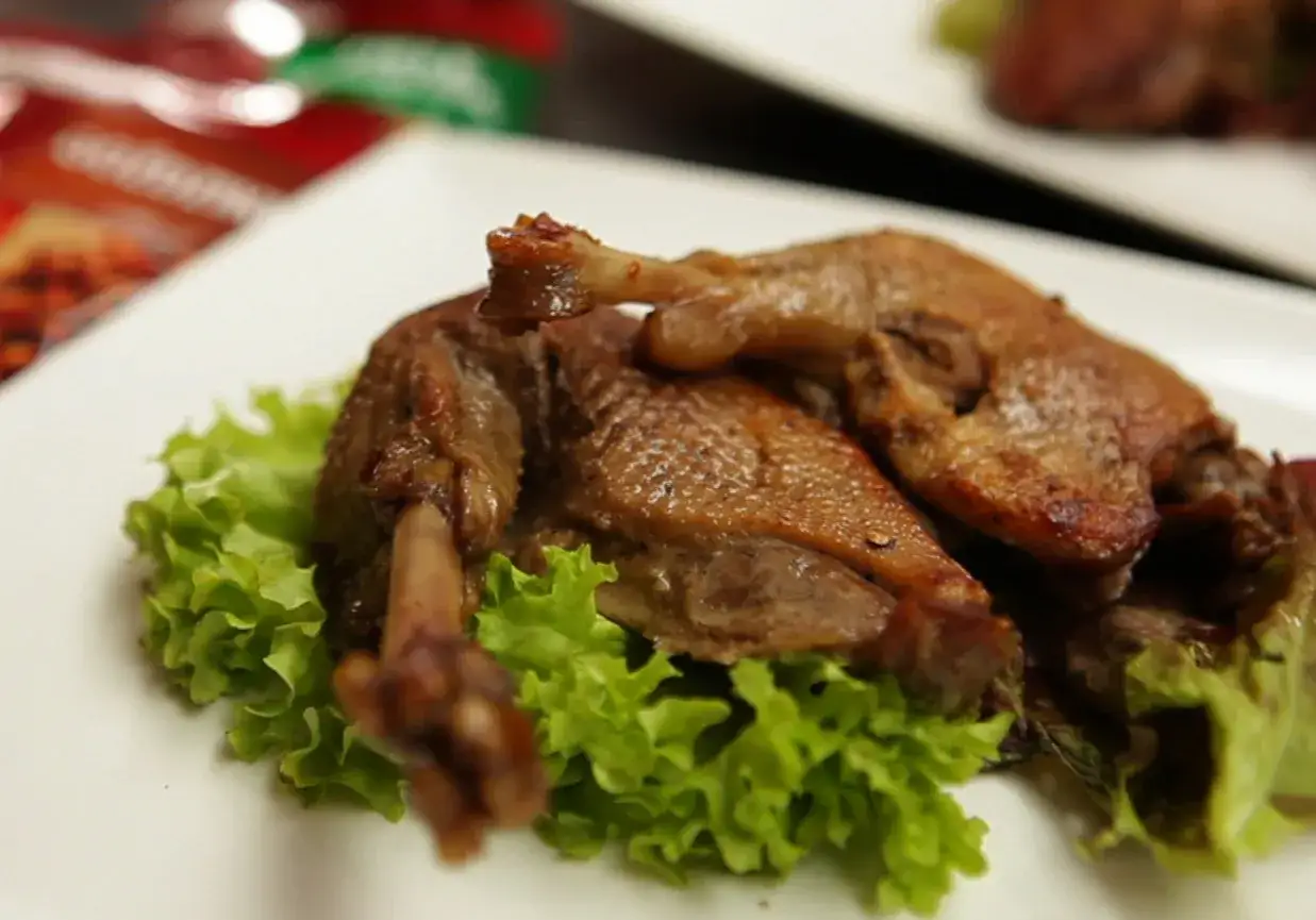 Apetyczna gęś po francusku, pieczona do perfekcji, podana na chrupiącej sałacie.