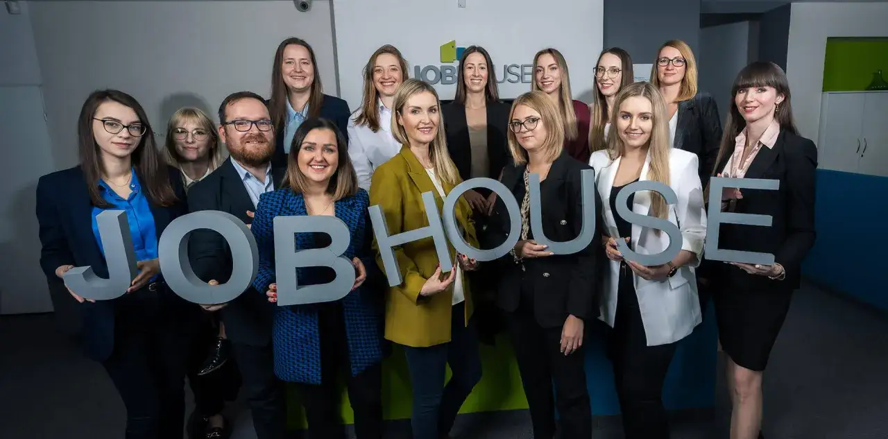 Zespół Jobhouse, który rozumie, co to znaczy emploi, trzyma litery tworzące nazwę firmy.