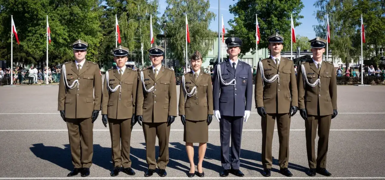 Siedmioro młodych żołnierzy w mundurach, gotowych na karierę. Dowiedz się, jak zostać oficerem wojska po studiach cywilnych.