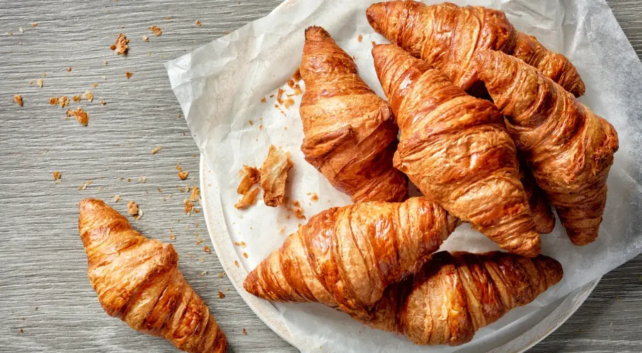 Złociste rogaliki po angielsku, czyli croissanty, kuszą chrupiącą skórką i puszystym wnętrzem. Idealne na śniadanie.