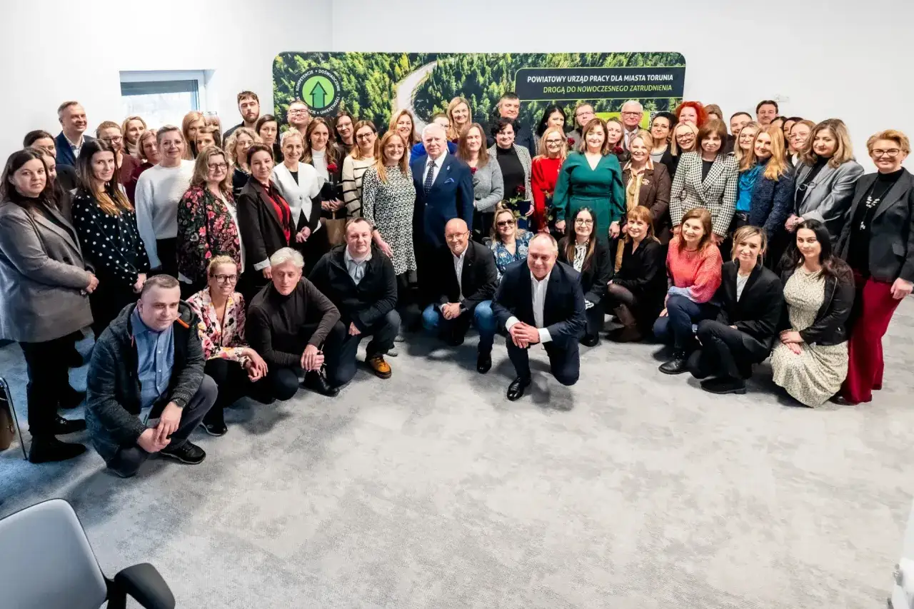 Grupa osób pozuje do zdjęcia. To dowód, że po bezpieczeństwie narodowym można pracować w urzędzie pracy, budując nowoczesne zatrudnienie.