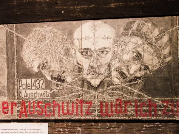 Rysunek trzech twarzy spętanych drutem kolczastym. Napis "KL Auschwitz" i czerwone litery "er Auschwitz war ich". To nie są tylko słowa, to historia.