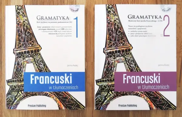 Dwie książki "Francuski w tłumaczeniach" z Wieżą Eiffla, idealne do nauki francuskiego.